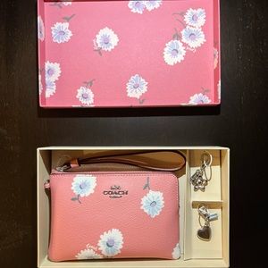 Coach Daisy Print Bubblegum Multi Corner Zip Wristlet W/ 2 Charms Box (C3218)